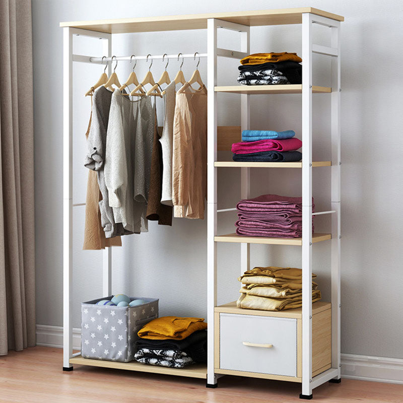 Rack de manteaux en bois blanc.