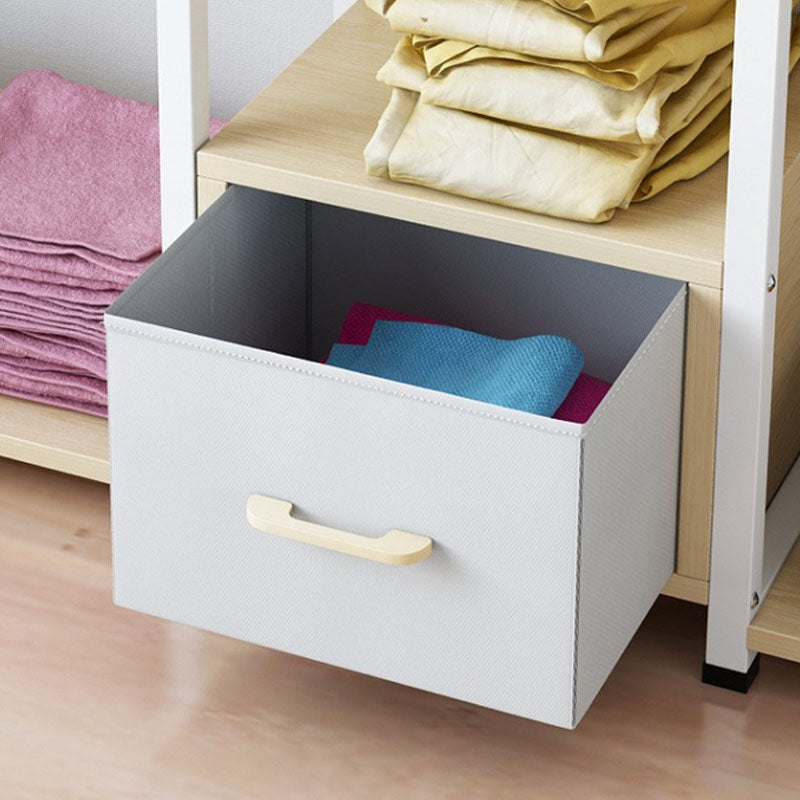 Rack de manteaux en bois blanc.