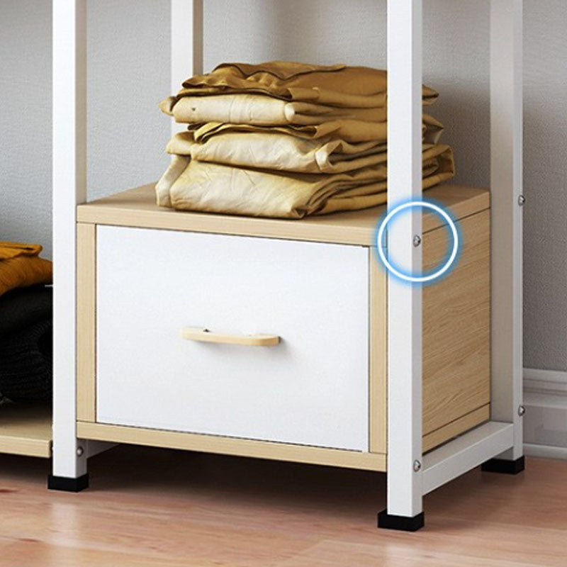 Rack de manteaux en bois blanc.