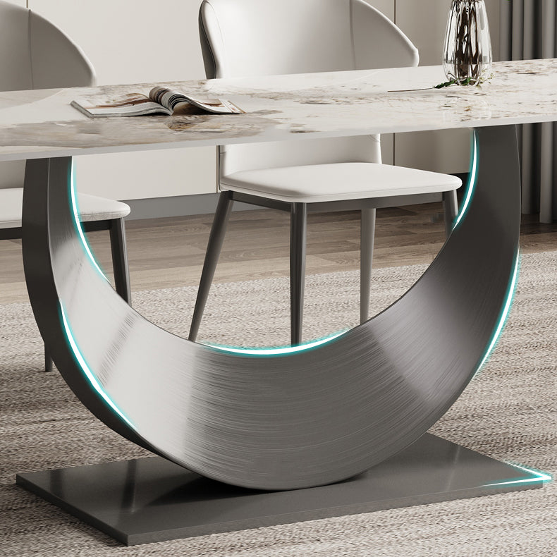 Zeitgenössischer Sinter -Stein -Top -Metall -Basis -Esstisch mit Stühlen