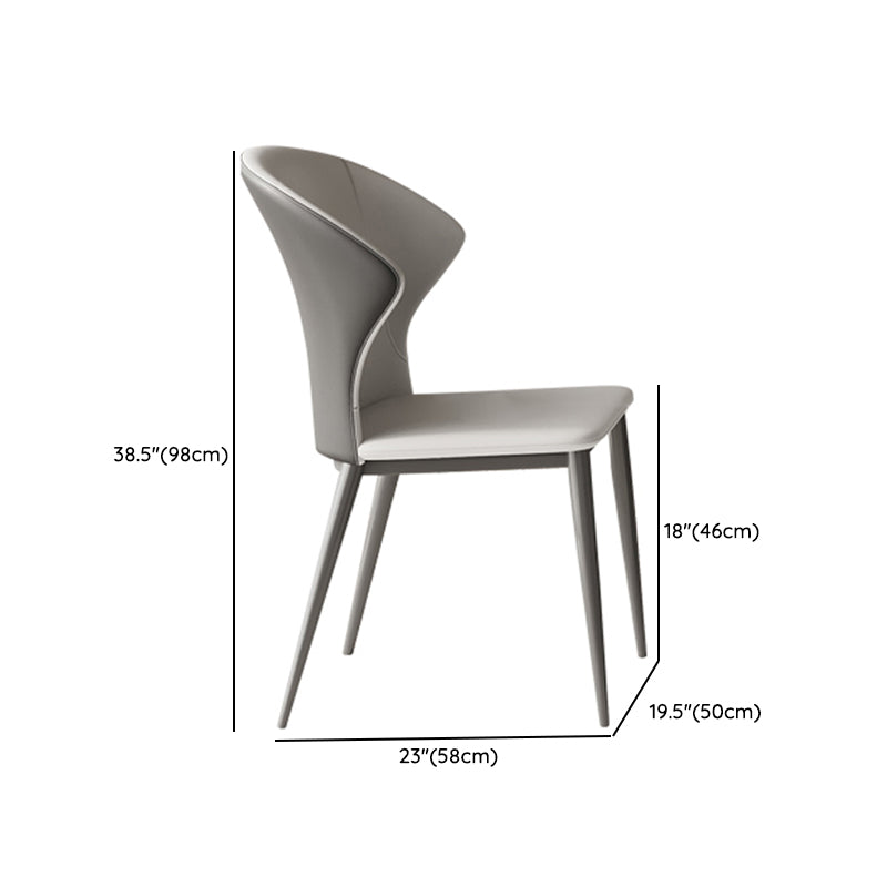 Zeitgenössischer Sinter -Stein -Top -Metall -Basis -Esstisch mit Stühlen