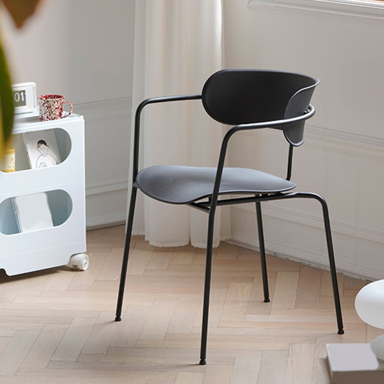 Hedendaagse stijl Open Back Plastic Dining Arm stoel met metalen benen voor thuis