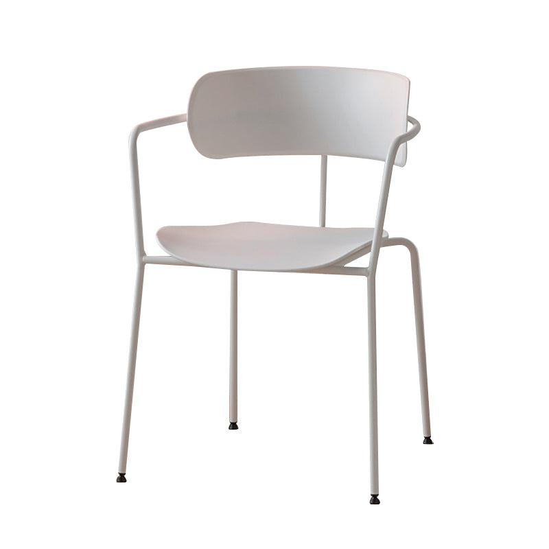 Hedendaagse stijl Open Back Plastic Dining Arm stoel met metalen benen voor thuis