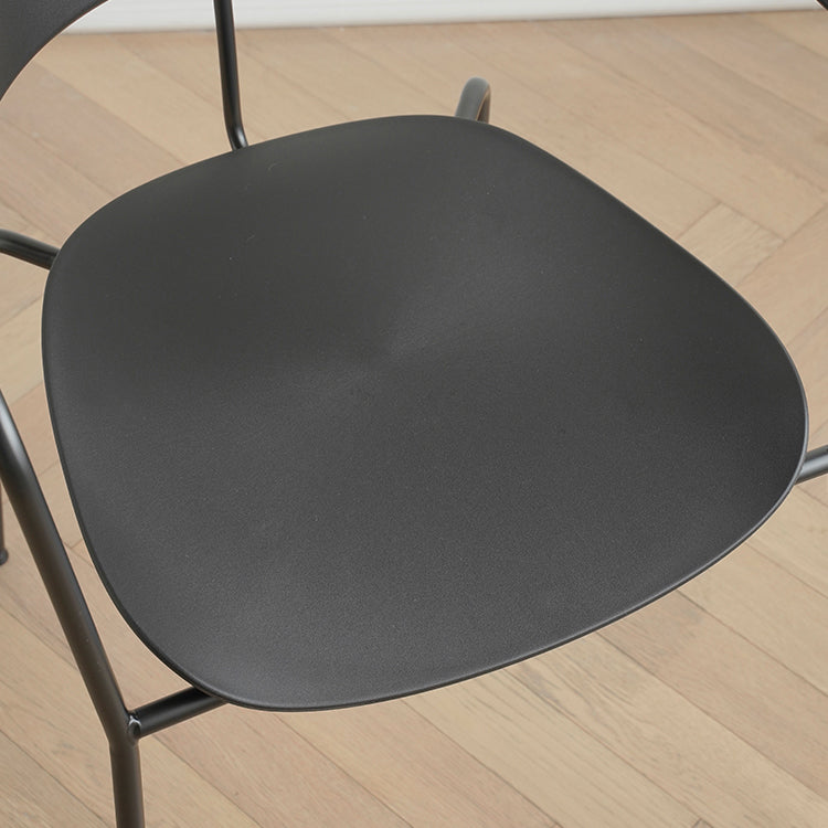 Hedendaagse stijl Open Back Plastic Dining Arm stoel met metalen benen voor thuis