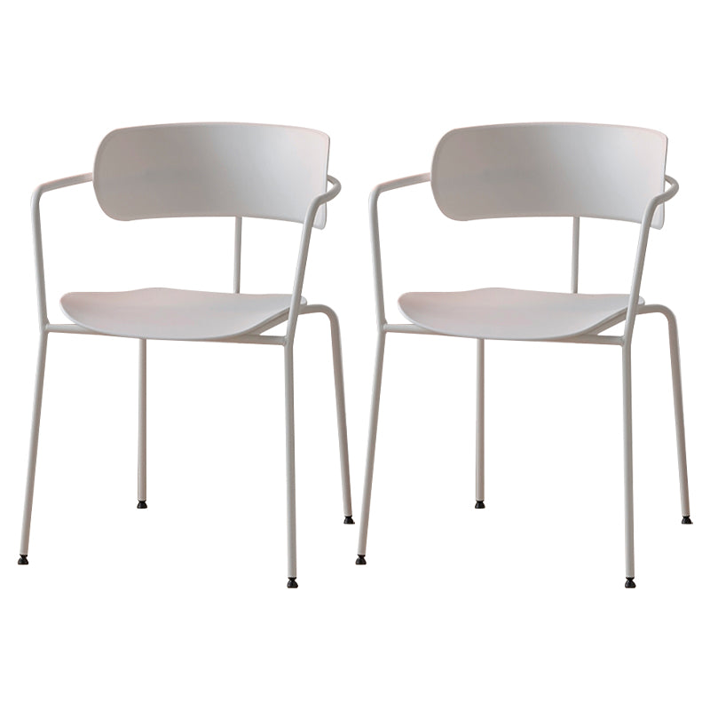 Hedendaagse stijl Open Back Plastic Dining Arm stoel met metalen benen voor thuis