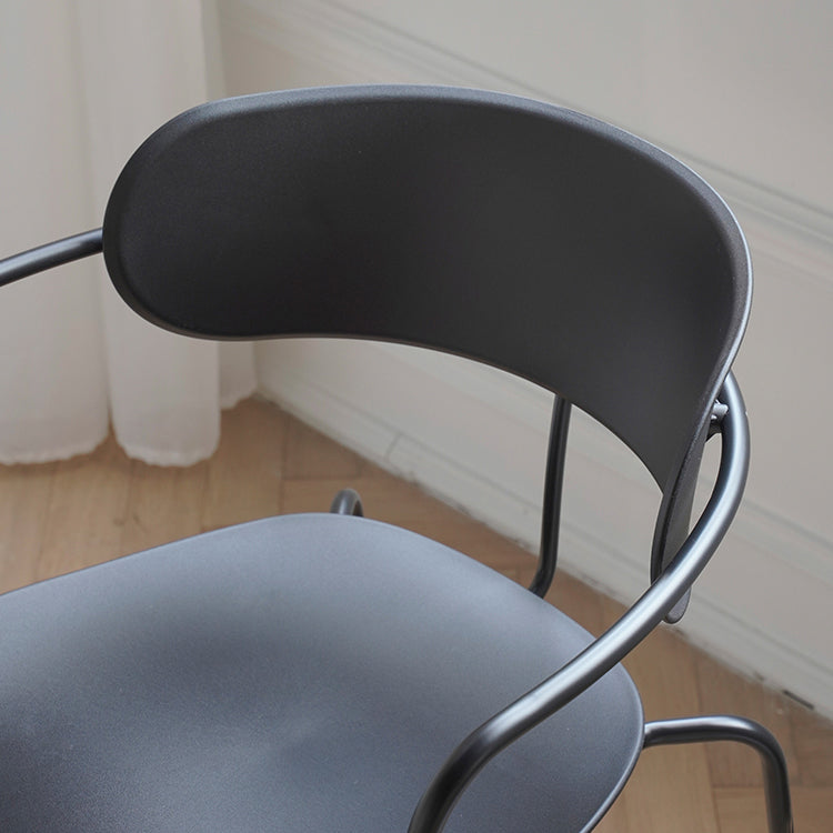 Hedendaagse stijl Open Back Plastic Dining Arm stoel met metalen benen voor thuis
