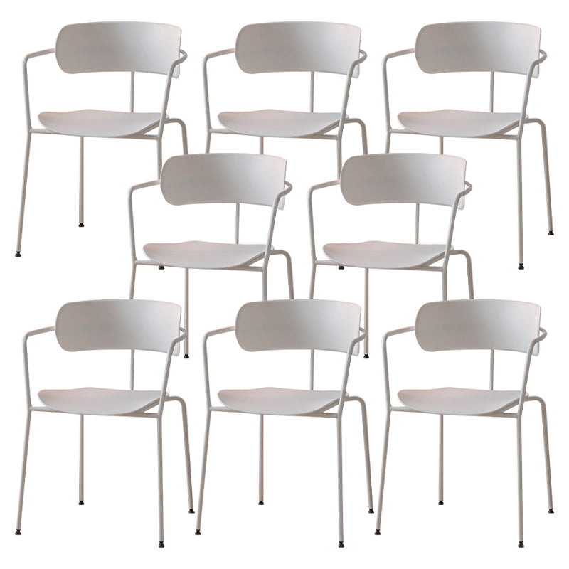 Hedendaagse stijl Open Back Plastic Dining Arm stoel met metalen benen voor thuis