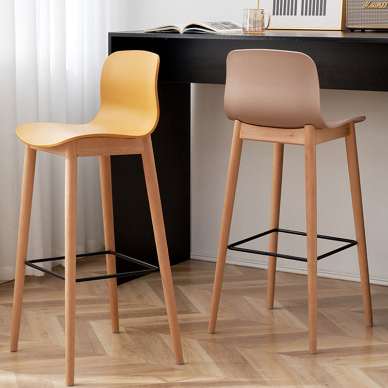 Tabouret de bar en plastique bas du style bas du style bas avec jambe en bois