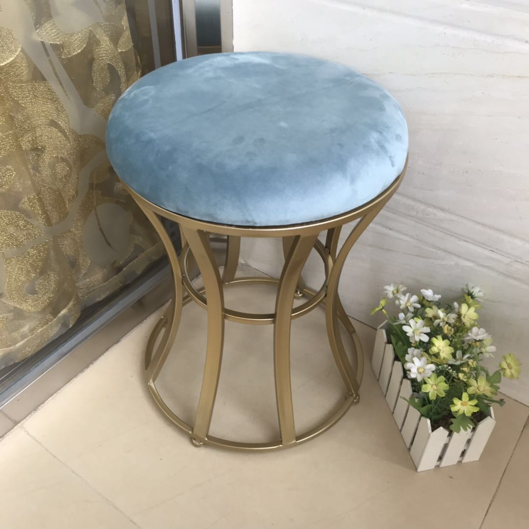 Velvet Ottoman Solid Color Round Metal Frame Fade Resistant Modern Ottoman 14"L x 14"W x 18"H Blue 1 Piece Clearhalo 'furn' 'furn_ottomans_poufs' 'Furniture' 'Living Room Furniture' 'Ottomans & Poufs' 'ottomans_poufs' 7783786