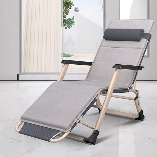 Hedendaagse grijze standaard ligstoel met metalen basis en zwarte armen