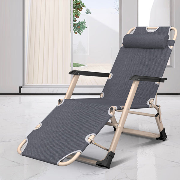 Hedendaagse grijze standaard ligstoel met metalen basis en zwarte armen