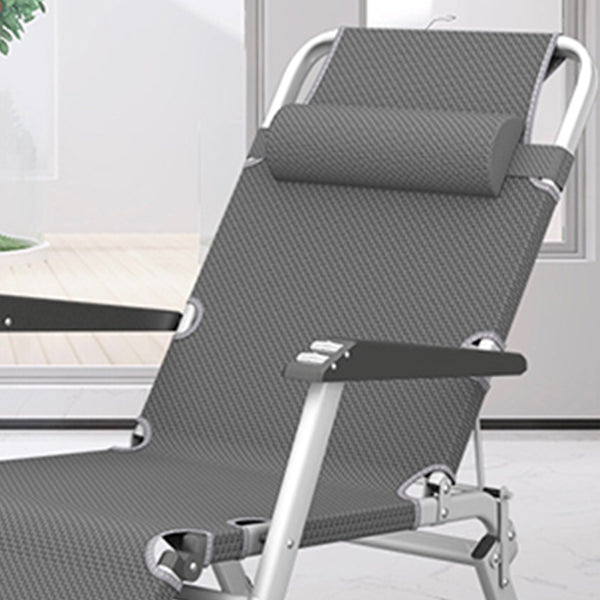 Hedendaagse grijze standaard ligstoel met metalen basis en zwarte armen