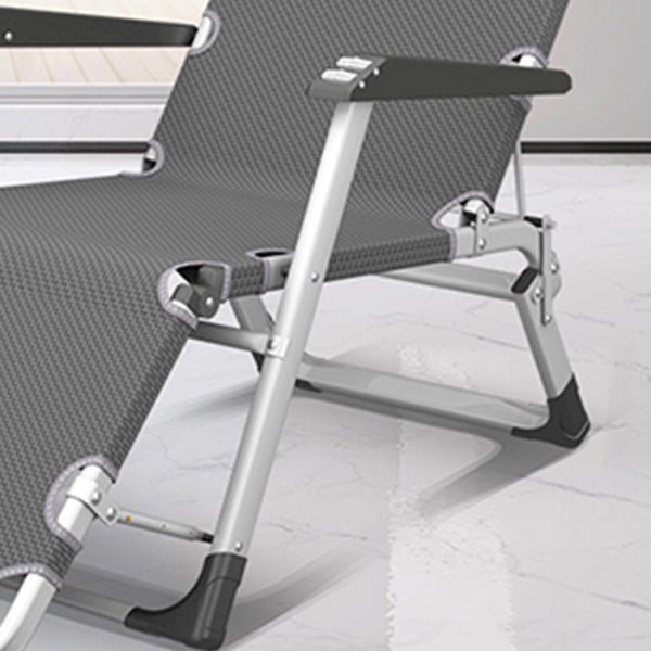 Hedendaagse grijze standaard ligstoel met metalen basis en zwarte armen