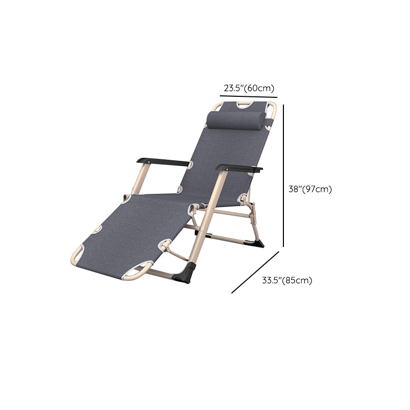 Hedendaagse grijze standaard ligstoel met metalen basis en zwarte armen