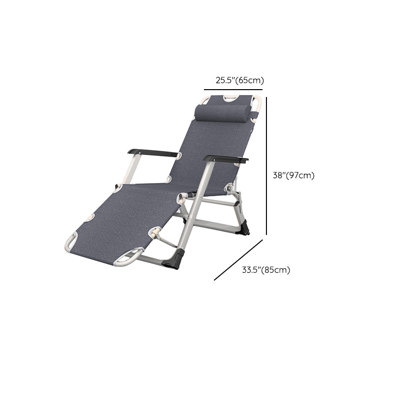 Hedendaagse grijze standaard ligstoel met metalen basis en zwarte armen