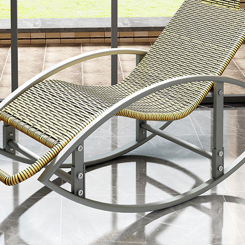 Sedia reclinabile al coperto contemporaneo standard di colore solido con braccio