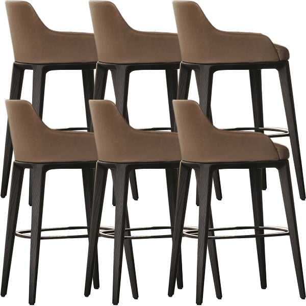 Sgabello da bar imbottito in ecopelle con base in legno massello per la casa