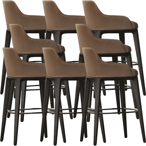 Sgabello da bar imbottito in ecopelle con base in legno massello per la casa
