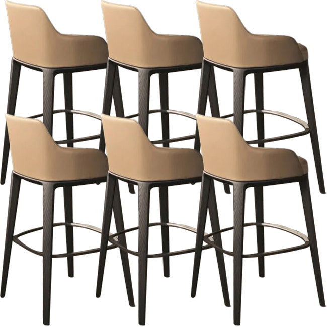 Sgabello da bar imbottito in ecopelle con base in legno massello per la casa