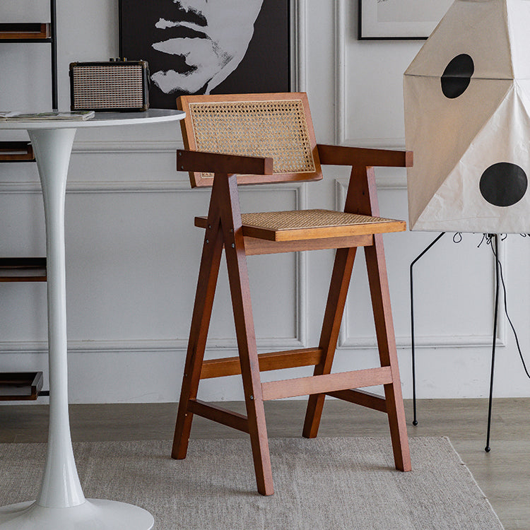 Eigentijdse lage rug vast hout gewapende barkruk met voetsteun