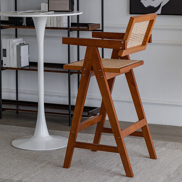 Eigentijdse lage rug vast hout gewapende barkruk met voetsteun