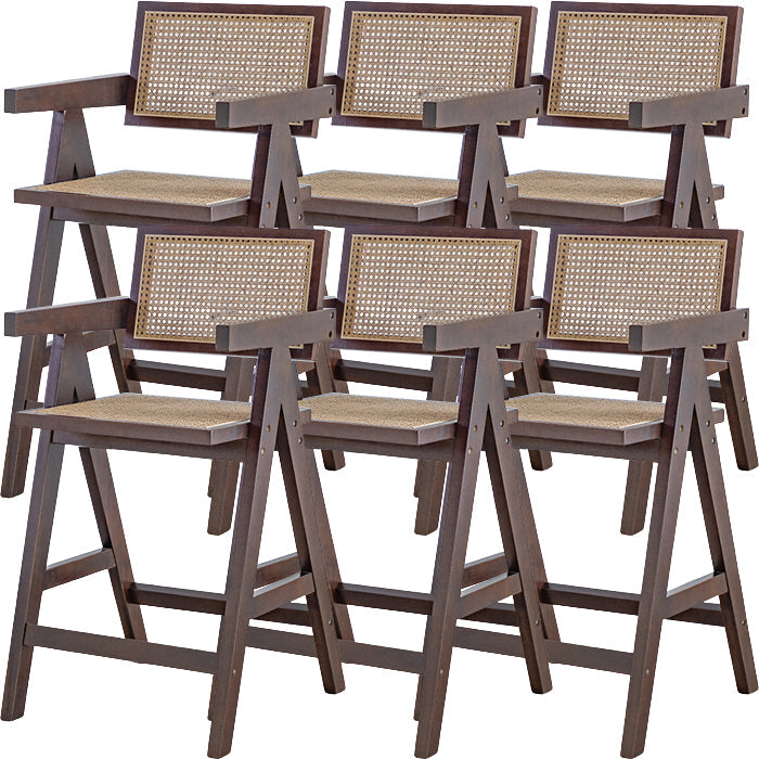 Eigentijdse lage rug vast hout gewapende barkruk met voetsteun