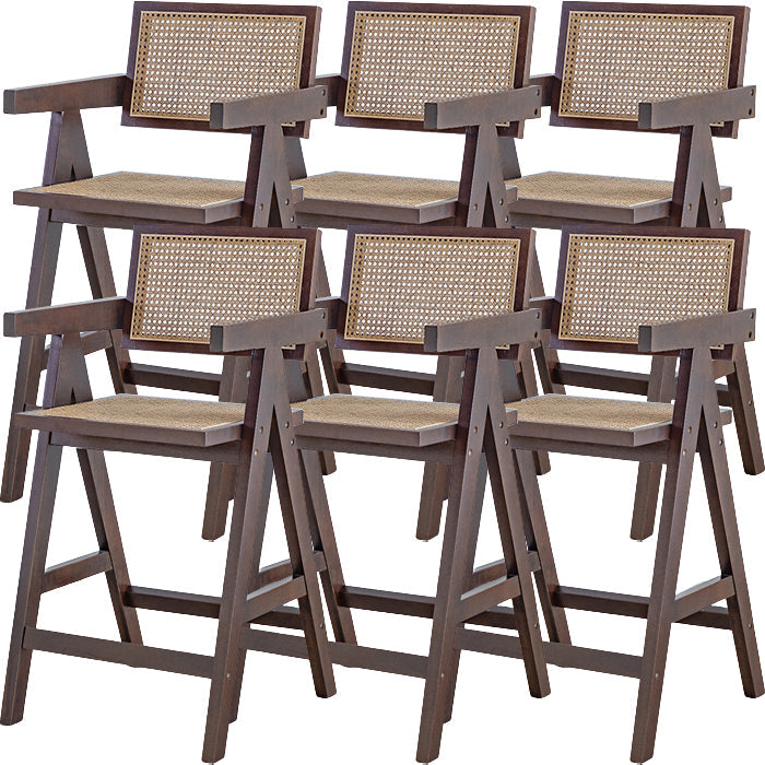 Eigentijdse lage rug vast hout gewapende barkruk met voetsteun