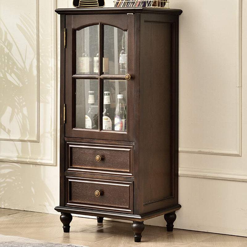 茶色の棚を備えた伝統的な無垢材の床ボトルホルダー