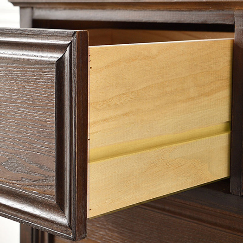 茶色の棚を備えた伝統的な無垢材の床ボトルホルダー