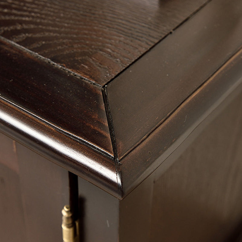 茶色の棚を備えた伝統的な無垢材の床ボトルホルダー