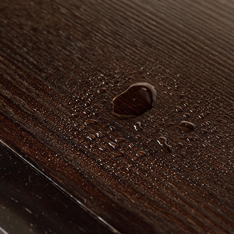 茶色の棚を備えた伝統的な無垢材の床ボトルホルダー