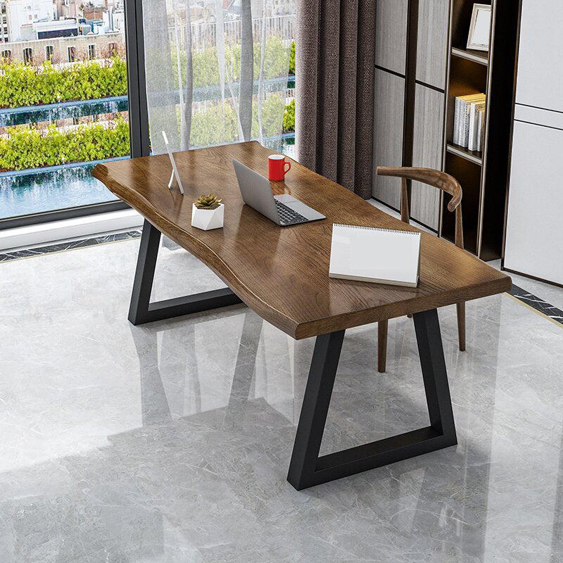 Table d'écriture de bureau de forme irrégulière bois brun avec des jambes en métal