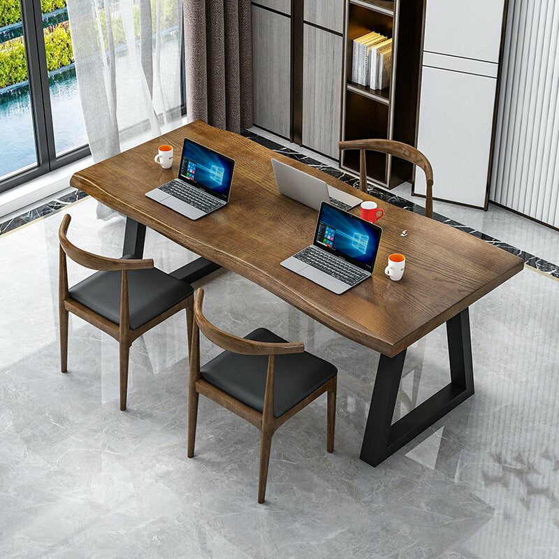 Table d'écriture de bureau de forme irrégulière bois brun avec des jambes en métal
