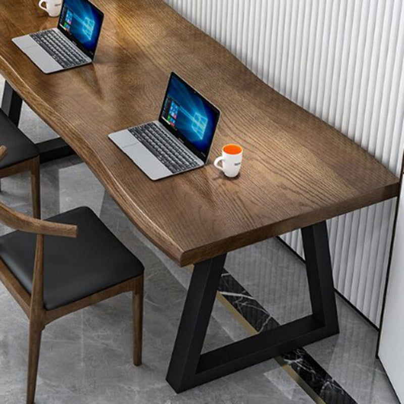 Table d'écriture de bureau de forme irrégulière bois brun avec des jambes en métal