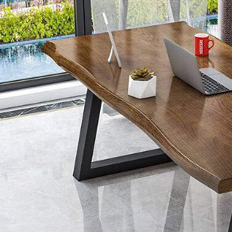 Table d'écriture de bureau de forme irrégulière bois brun avec des jambes en métal