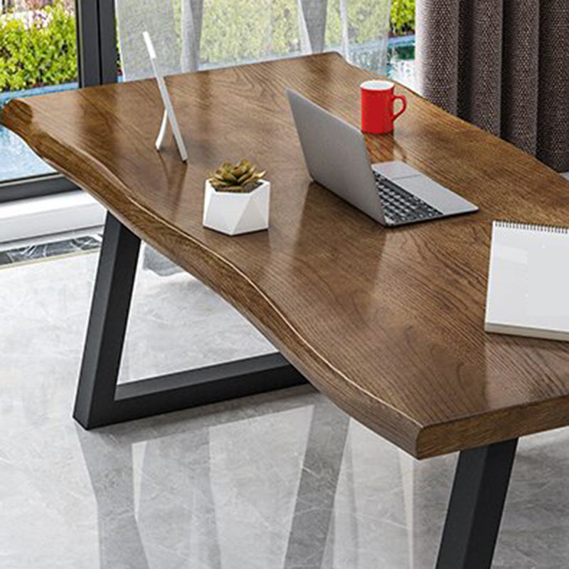 Table d'écriture de bureau de forme irrégulière bois brun avec des jambes en métal