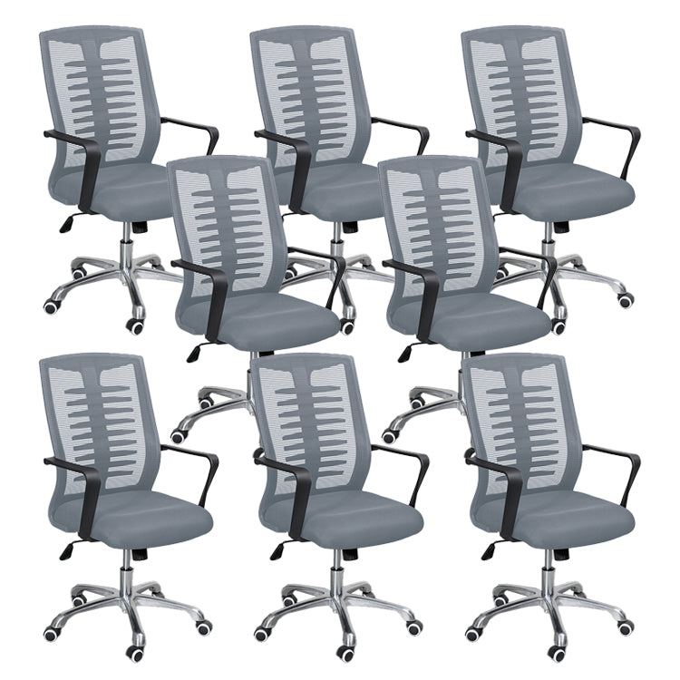 モダンなスライドスイベルチェアは、車輪付きの調整可能なシートの高さです