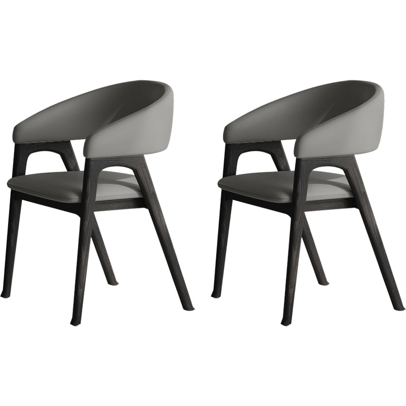 Open rugarm gestoffeerd en massief houten dineren accentstoel