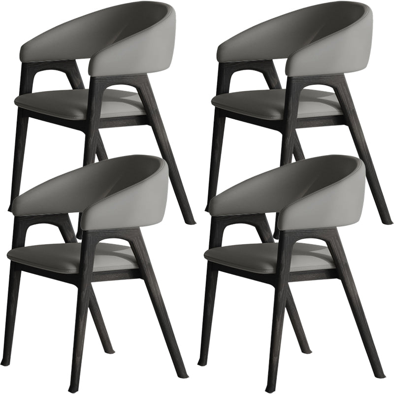 Open rugarm gestoffeerd en massief houten dineren accentstoel