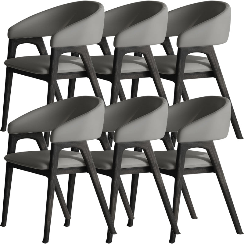 Open rugarm gestoffeerd en massief houten dineren accentstoel