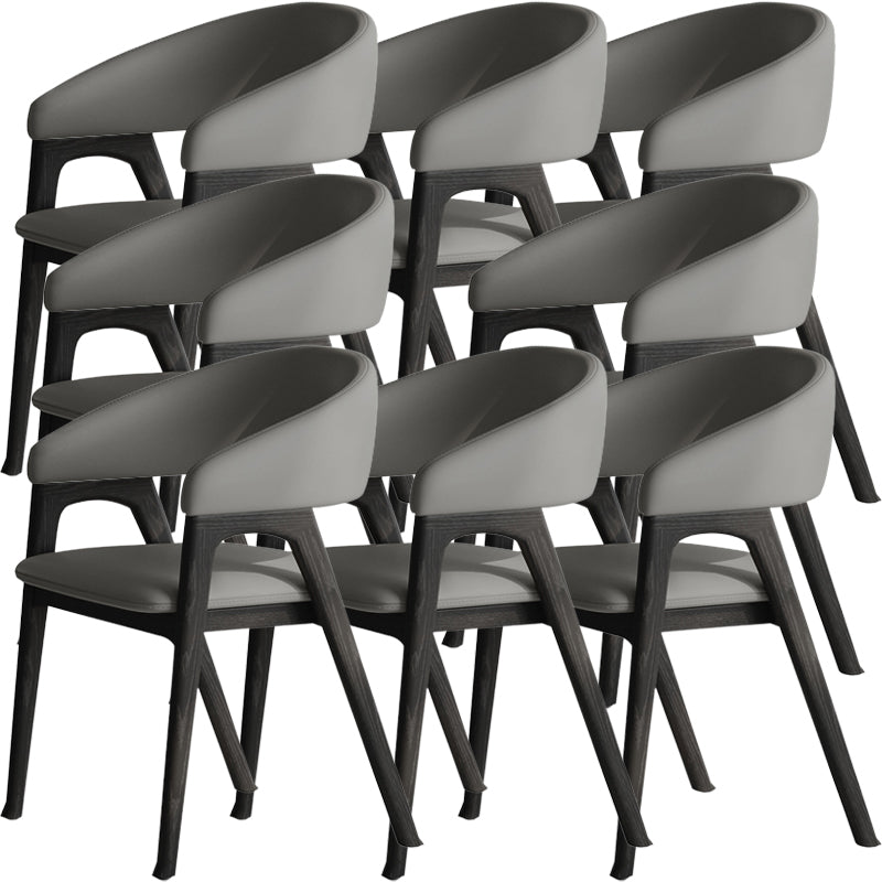 Open rugarm gestoffeerd en massief houten dineren accentstoel