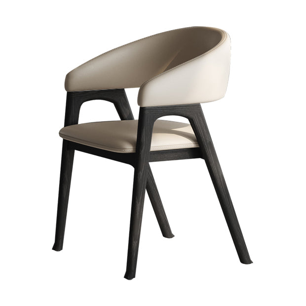 Open rugarm gestoffeerd en massief houten dineren accentstoel