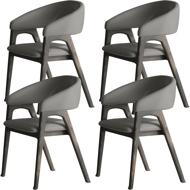 Open rugarm gestoffeerd en massief houten dineren accentstoel