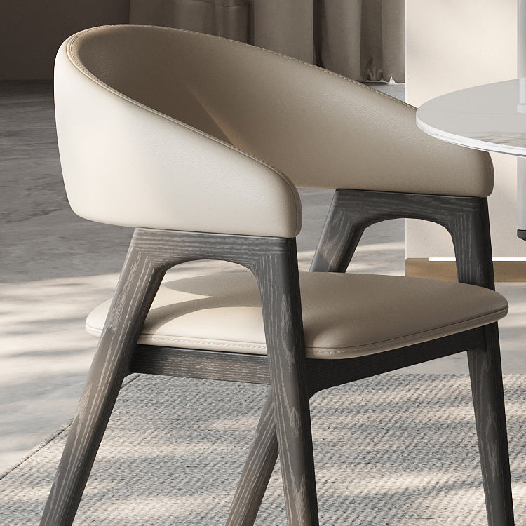 Open rugarm gestoffeerd en massief houten dineren accentstoel