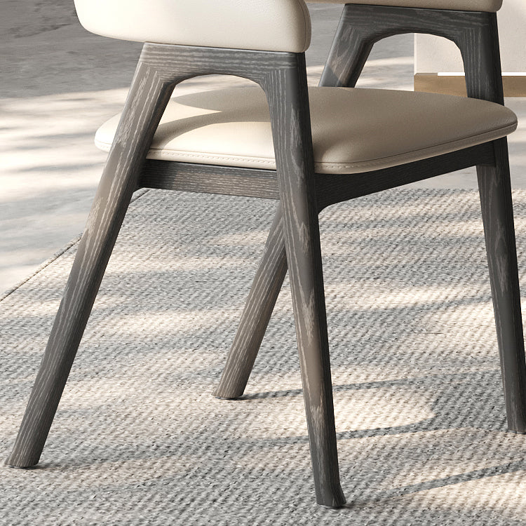 Open rugarm gestoffeerd en massief houten dineren accentstoel