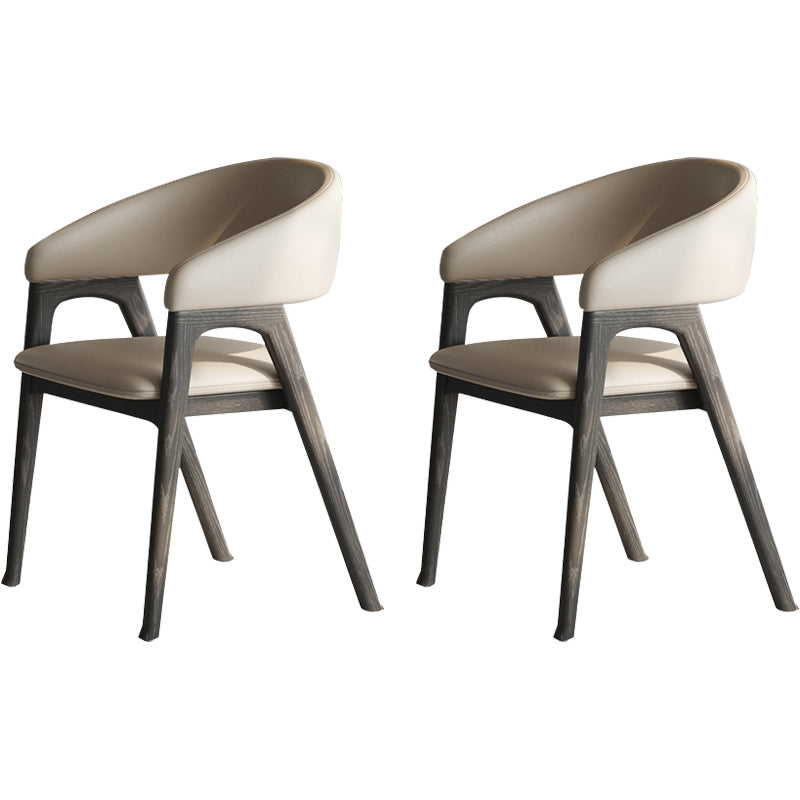 Open rugarm gestoffeerd en massief houten dineren accentstoel