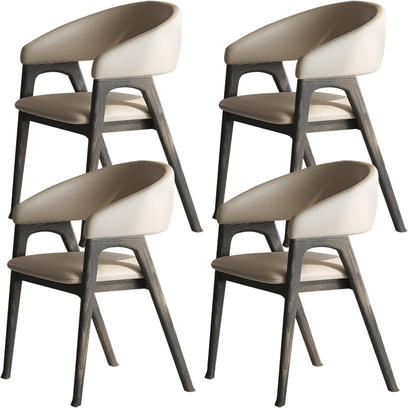 Open rugarm gestoffeerd en massief houten dineren accentstoel