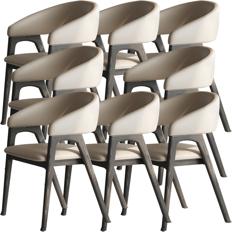 Open rugarm gestoffeerd en massief houten dineren accentstoel