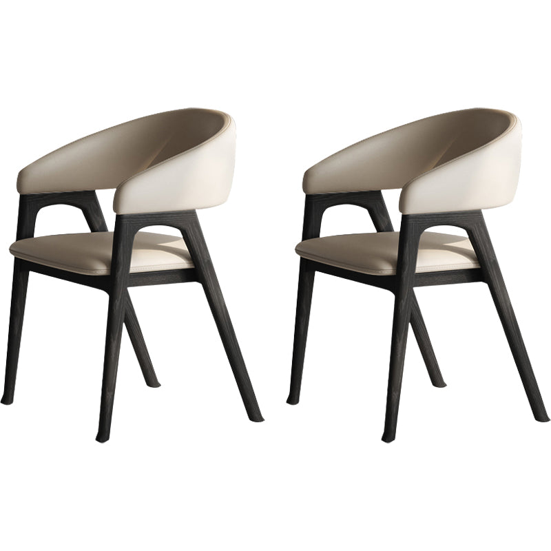 Open rugarm gestoffeerd en massief houten dineren accentstoel