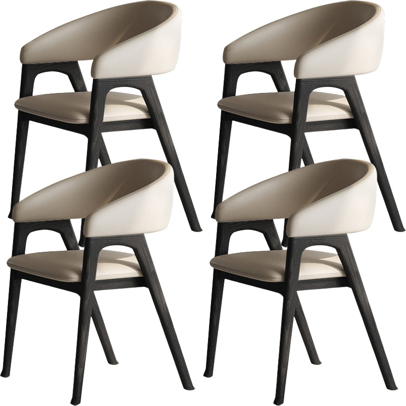 Open rugarm gestoffeerd en massief houten dineren accentstoel